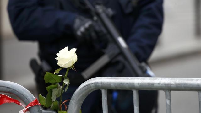 Una rosa blanca atada junto al perímetro de seguridad junto a la discoteca Bataclan