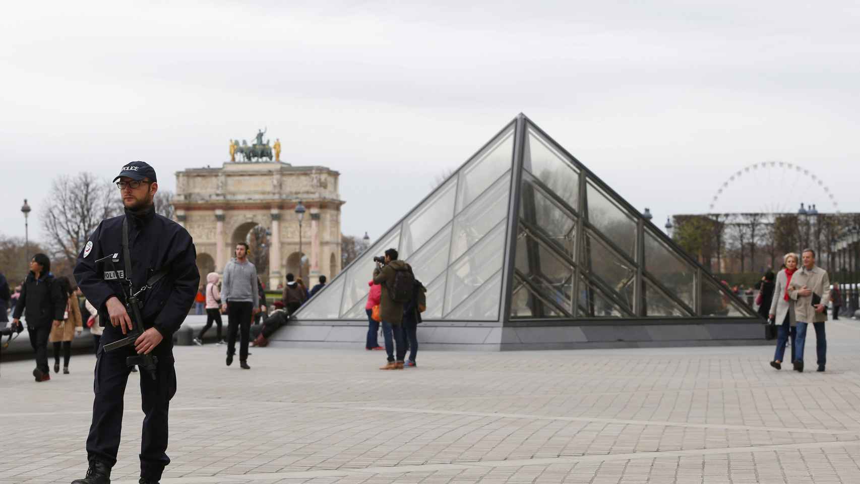 Patrullas policiales cerca del Museo del Louvre este sábado.
