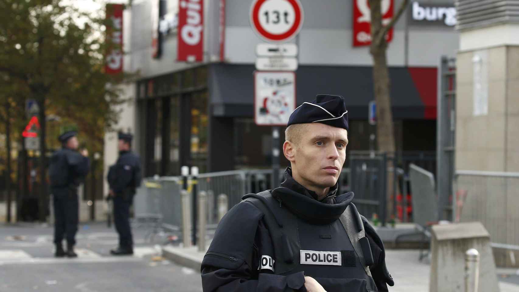 La policía vigila las calles de París.
