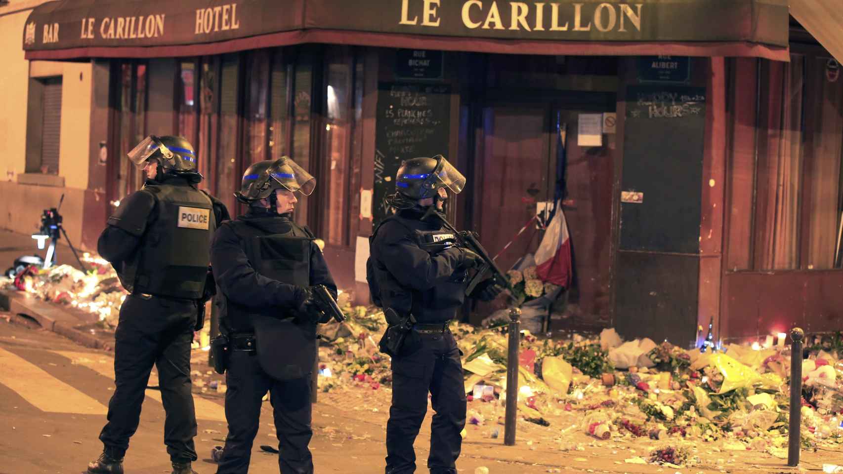 Agentes de Policía en el restaurante Le Carillon, uno de los escenarios de la matanza