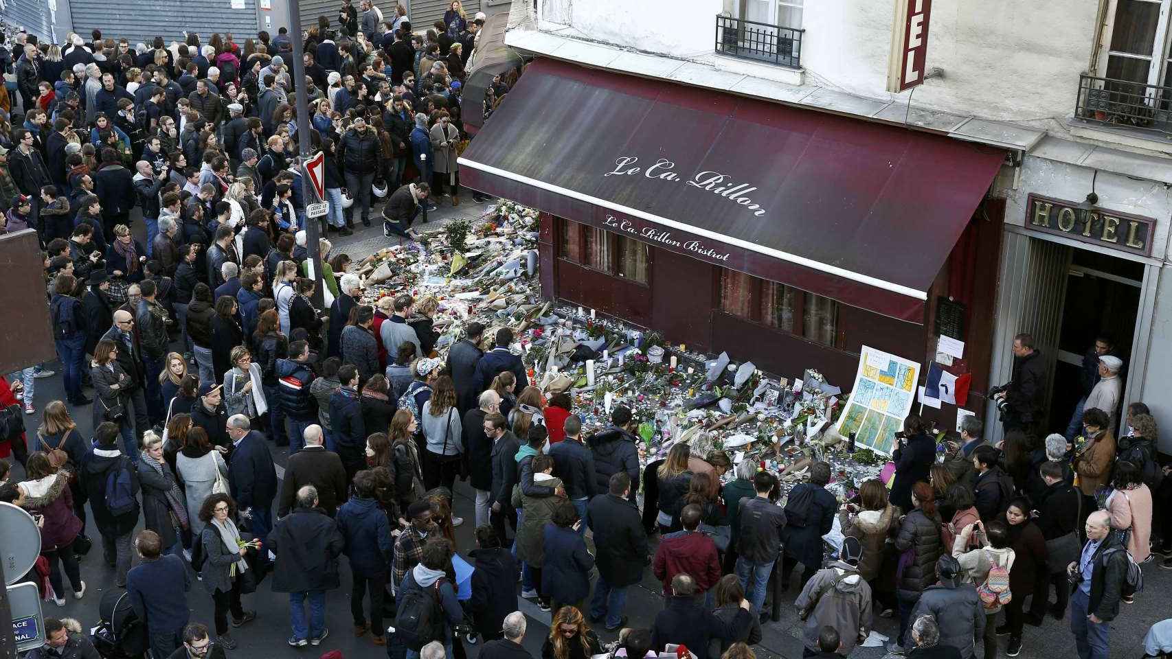 Parisinos homenajean a los fallecidos a las puertas del restaurante La Carillon