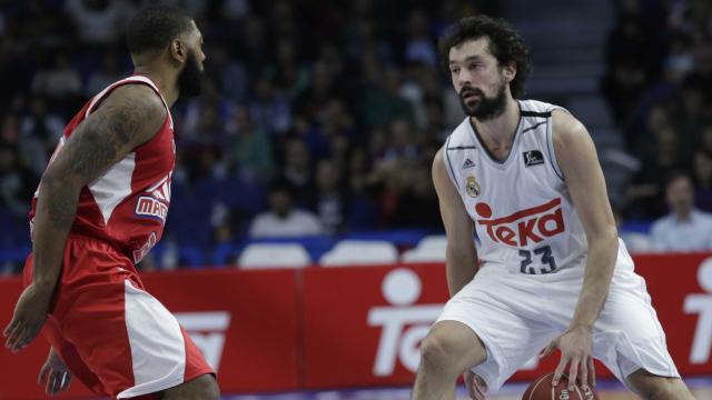 Sergio Llull bota el balón ante Jermaine Thomas en el partido contra Manresa.