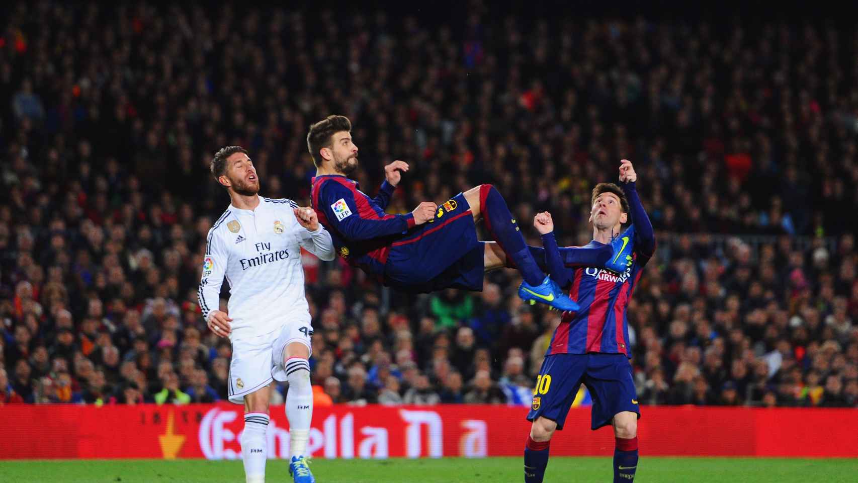 Piqué despeja delante de Ramos / Álex Caparrós / Getty Images