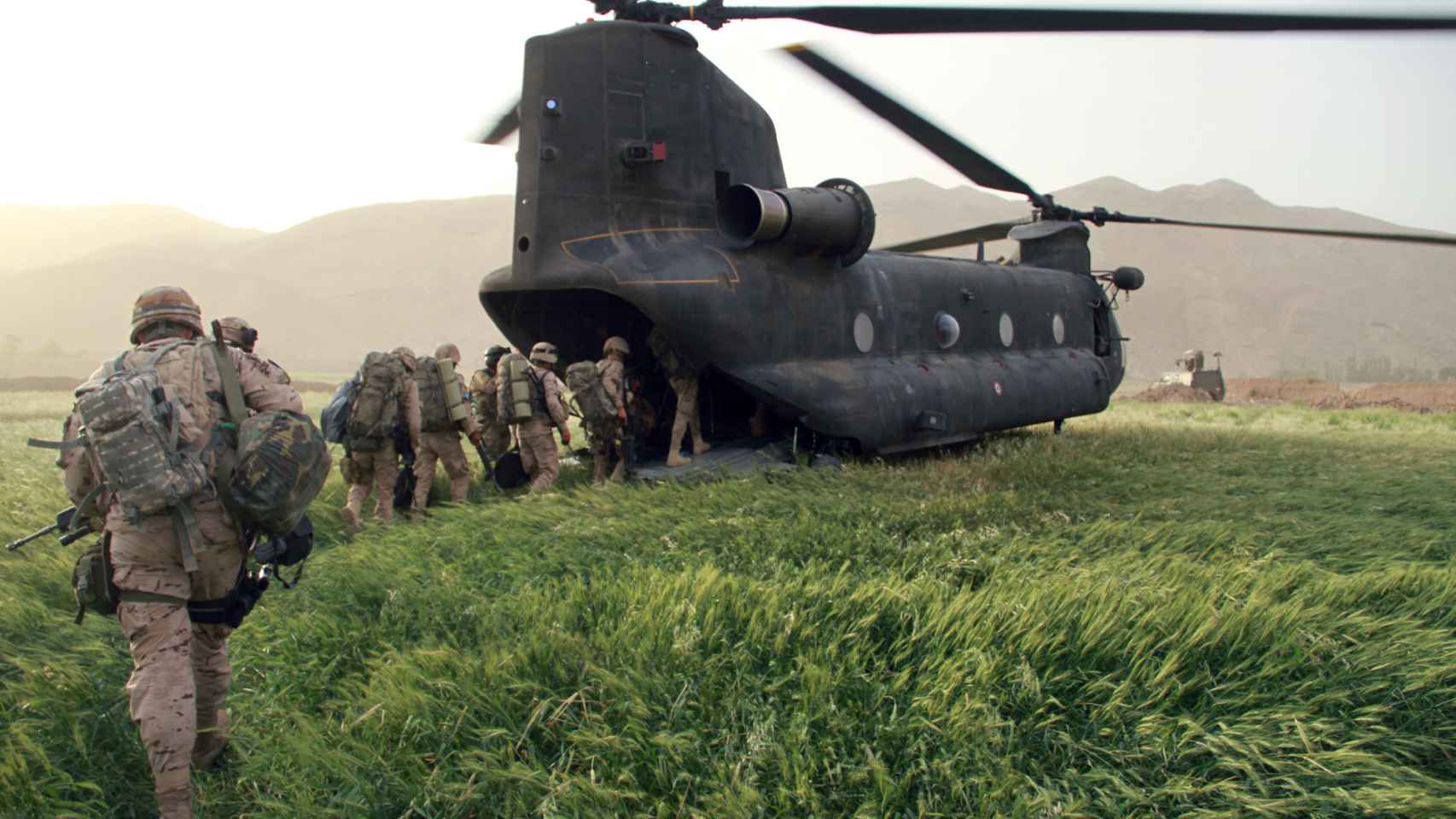 Efectivos españoles embarcan en un helicóptero en la base de Hernán Cortés, Afganistán.