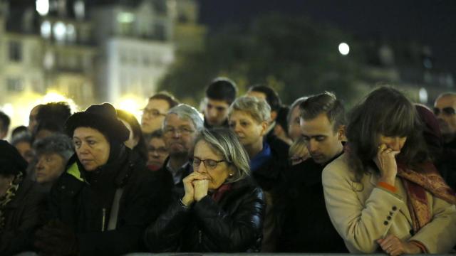 Multitud reunida frente a la catedral de Notre-Dame este domingo