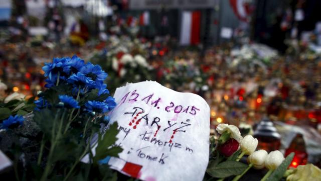 Miles de flores y velas recuerdan a los fallecidos por toda la ciudad.