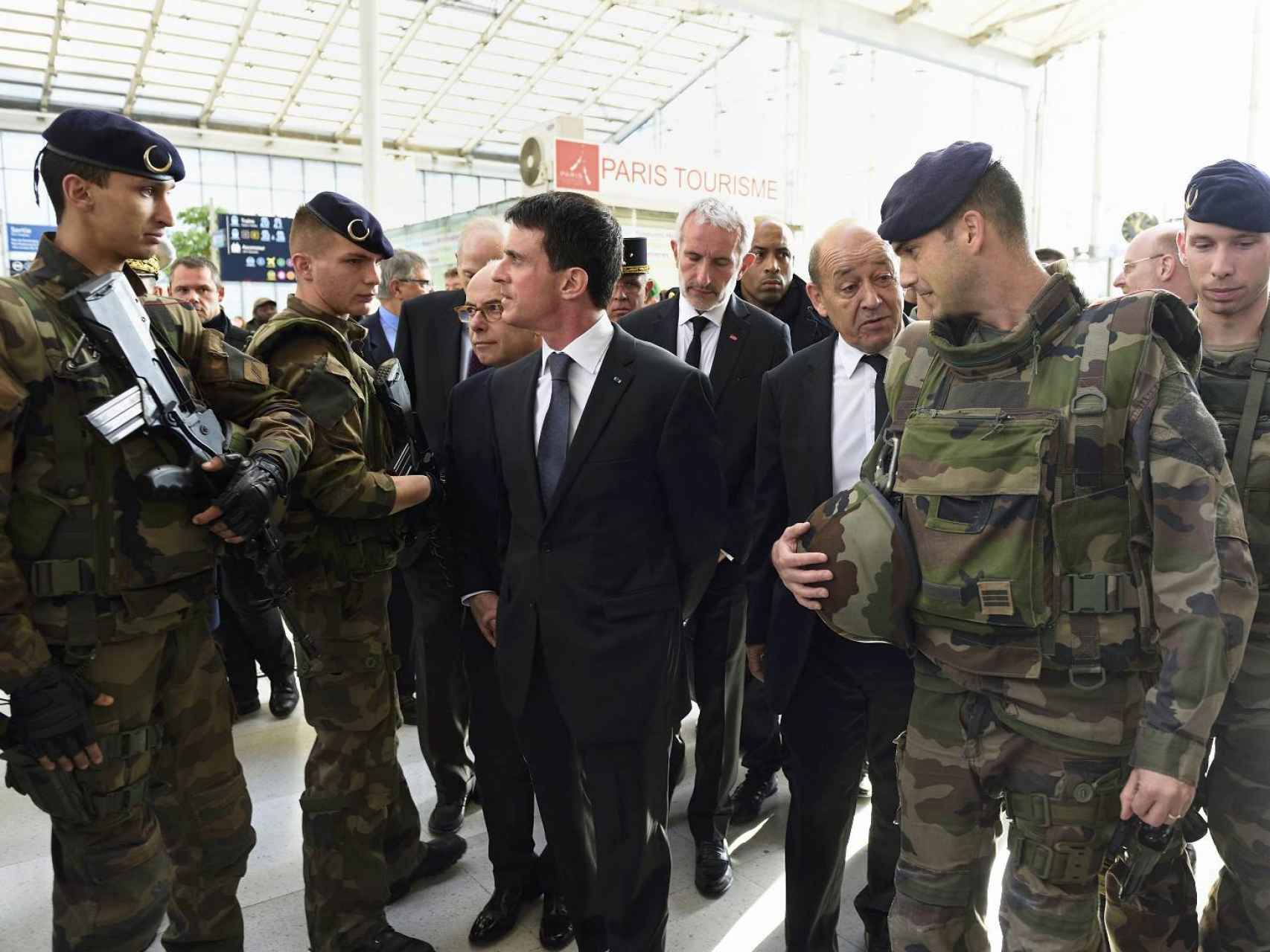 El primer ministro francés Manuel Valls juntoa  militares en París.