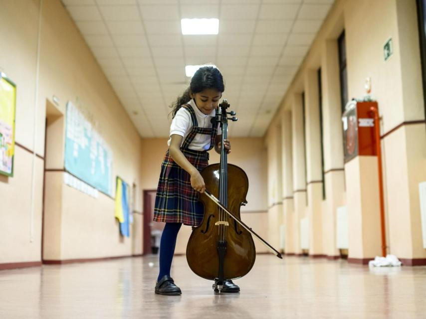 Una niña tocando un chelo.