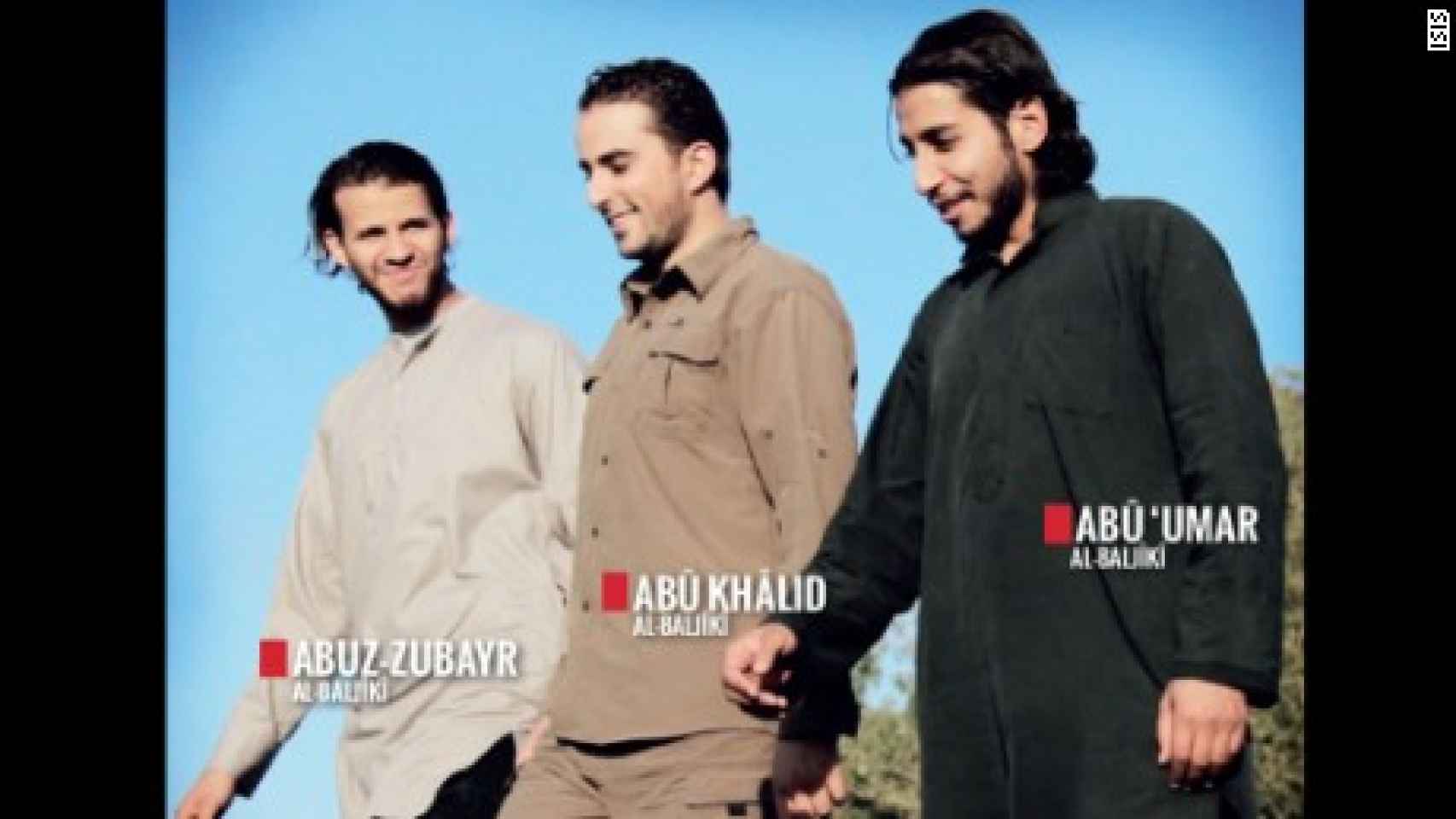 Abaaoud, junto a otros dos yihadistas en un paisaje típico de Oriente Próximo.