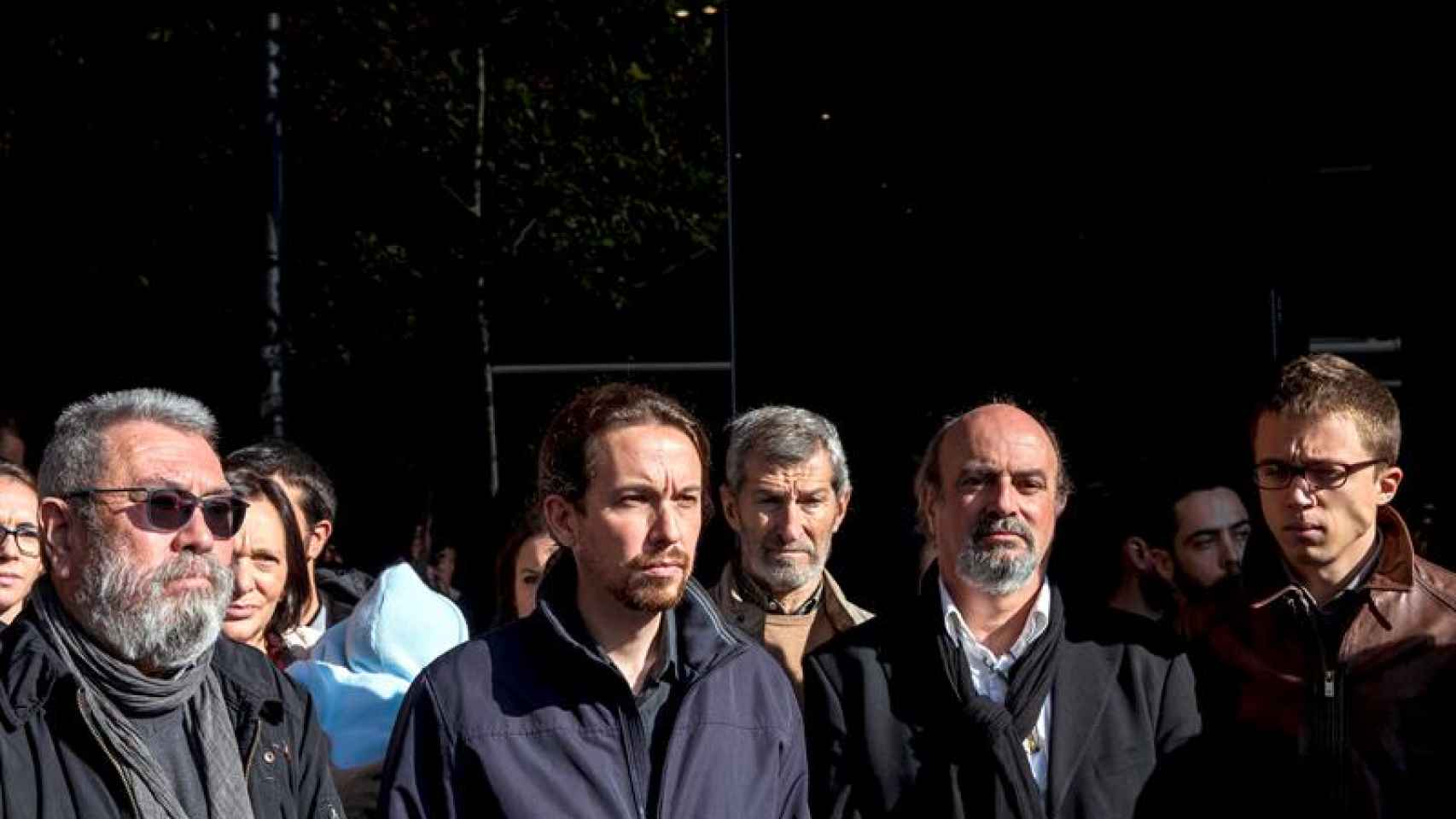 Pablo Iglesias durante el minuto de silencio que se ha guardado junto a la sede de Podemos