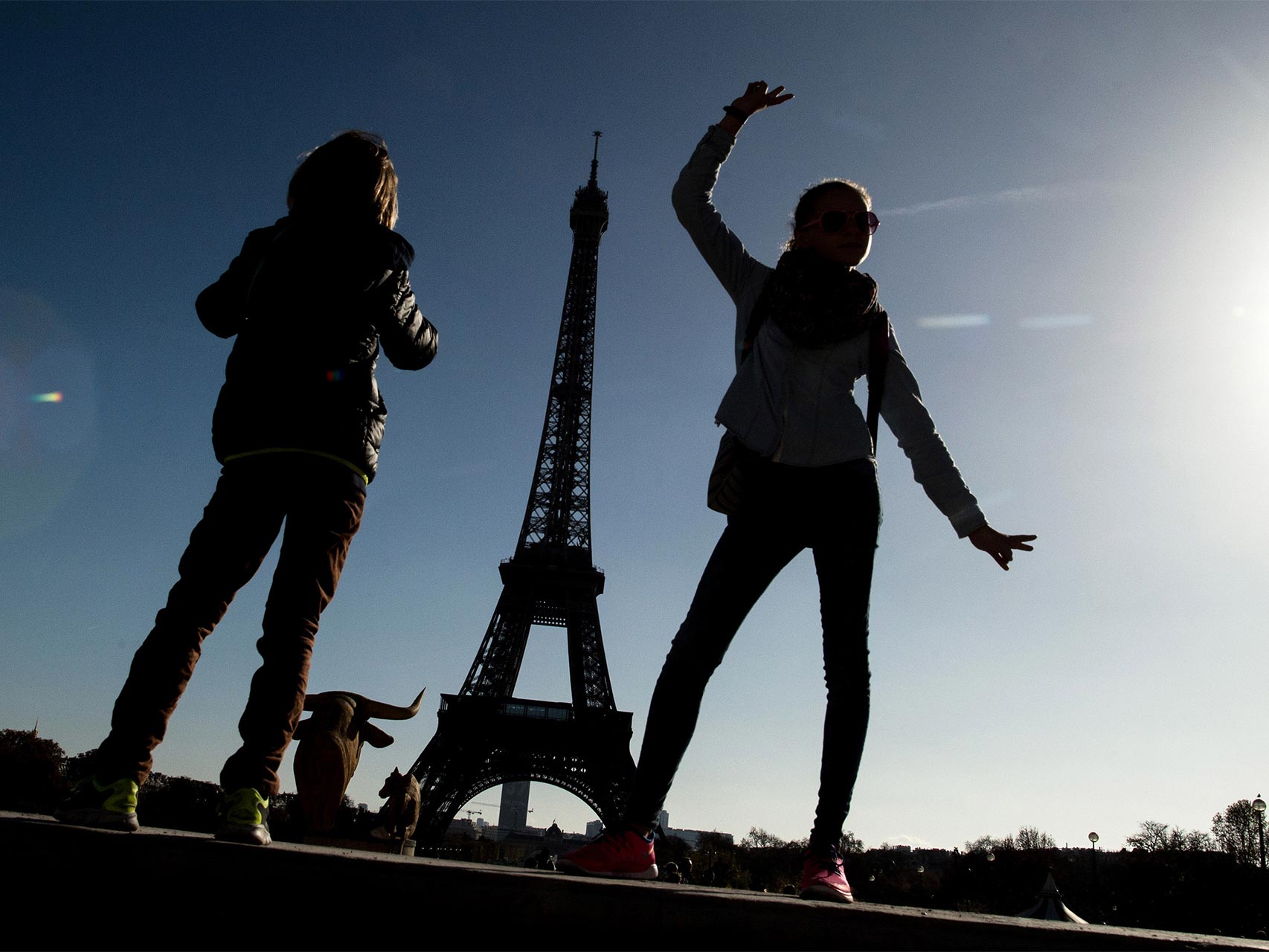 Turistas posan frente a la Torre Eiffel.
