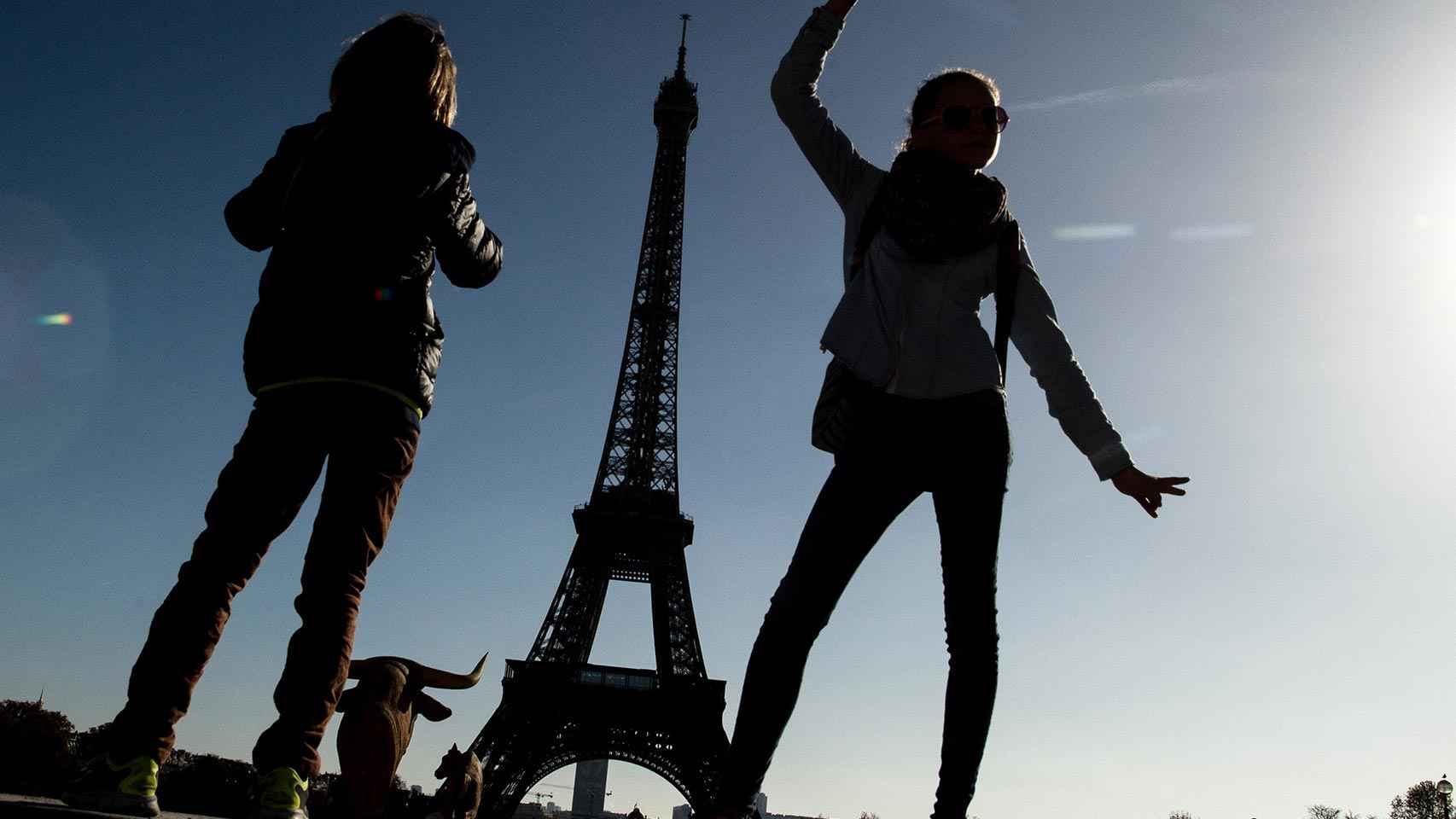 Turistas posan frente a la Torre Eiffel.