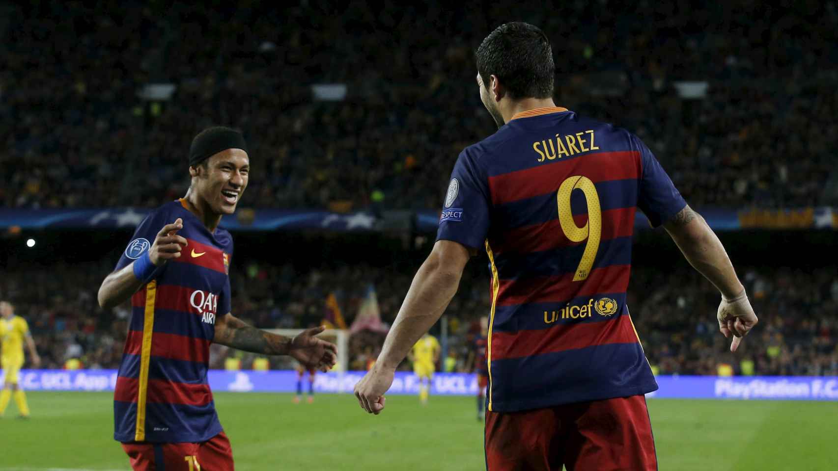 Neymar y Suárez celebran un tanto ante el BATE.