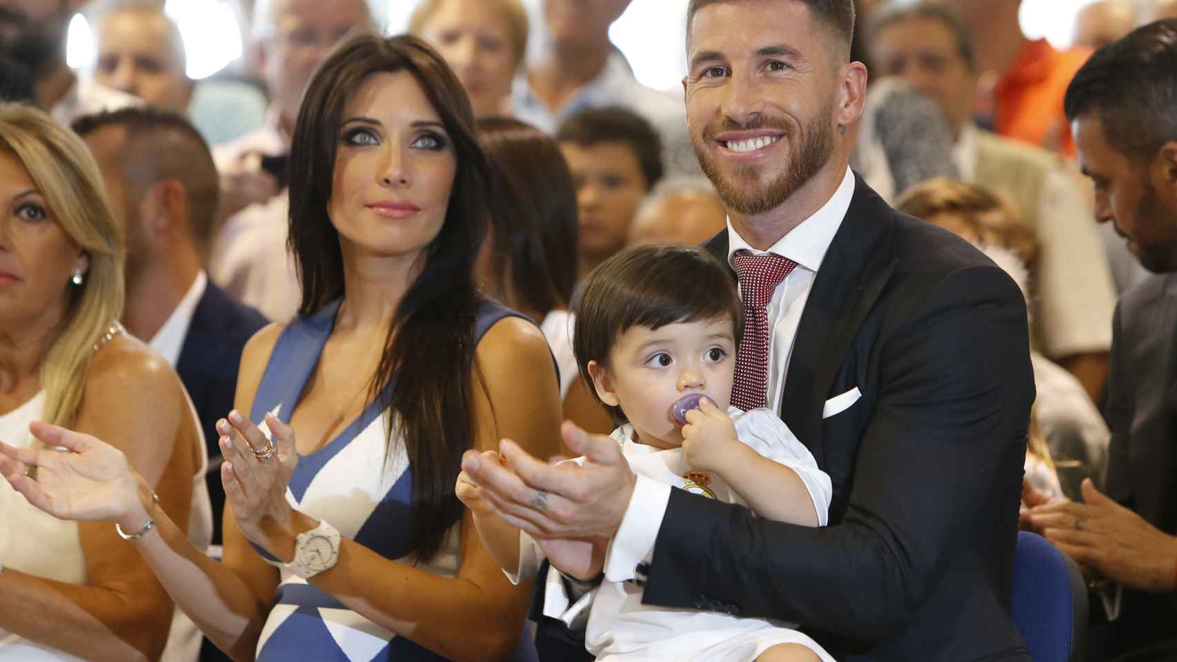 Sergio Ramos y Pilar Rubio con su hijo Sergio en la firma de la renovación en el Real Madrid.