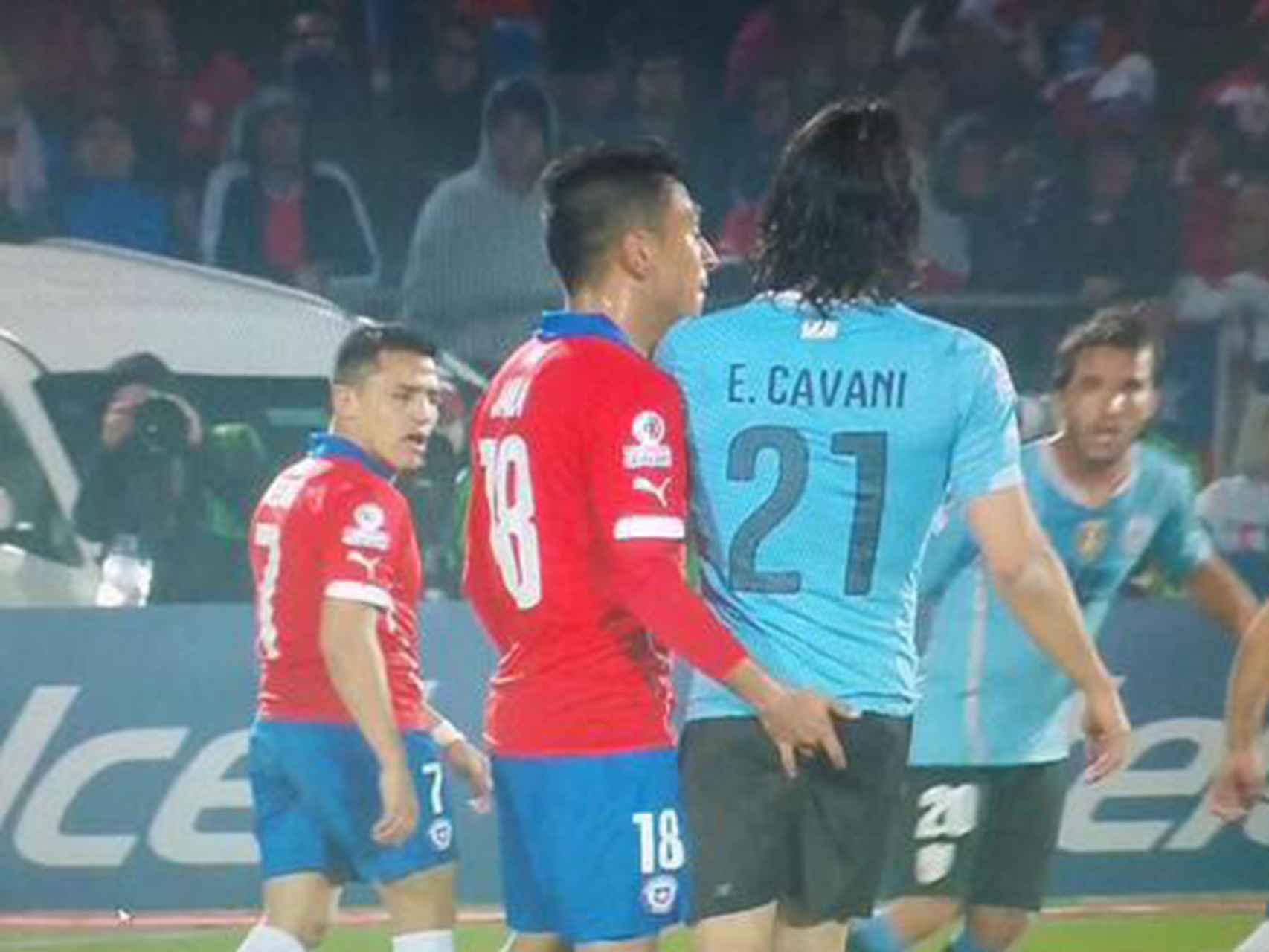 Gonzalo Jara provoca a Cavani en el Chile-Uruguay del 24 de junio pasado.