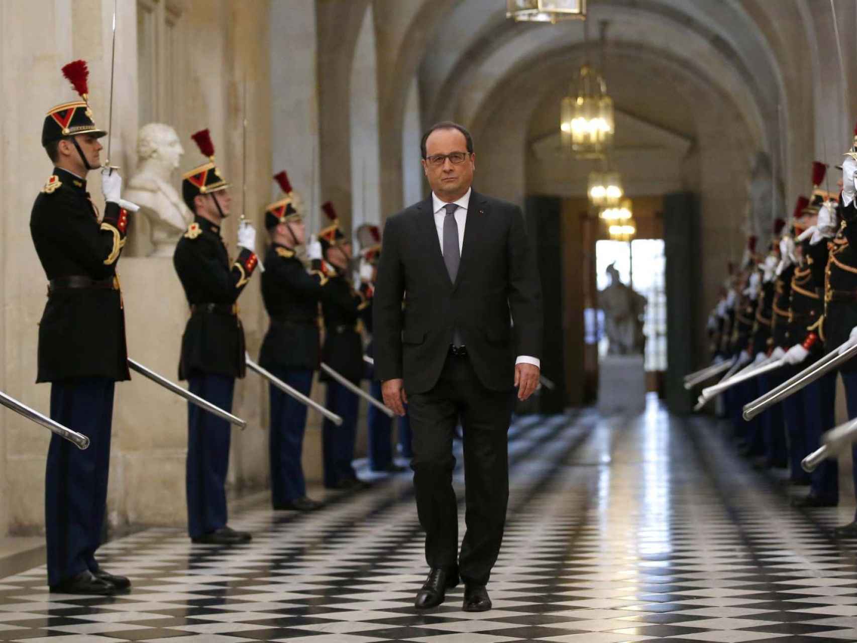Hollande, antes de dirigirse a las cámaras en Versalles.