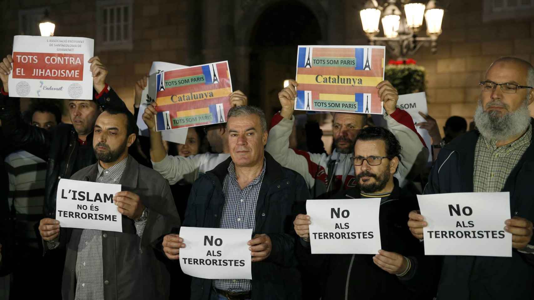 Manifestantes musulmanes rechazan en Barcelona los atentados de París.