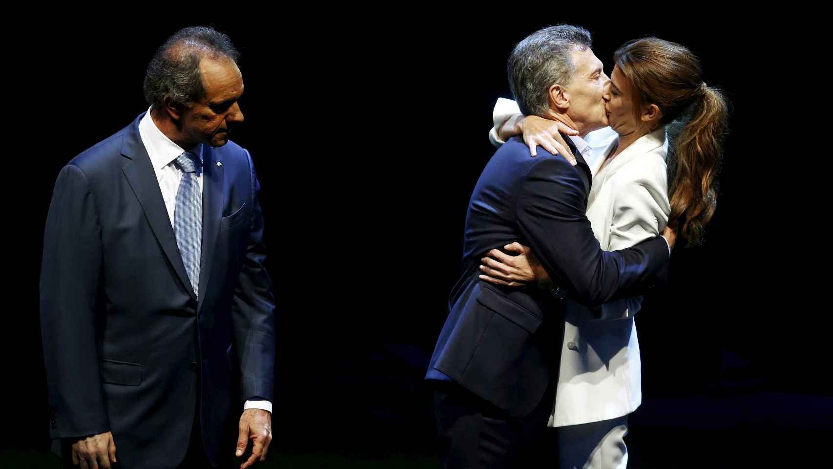 Mauricio Macri besa a su esposa al final del debate bajo la mirada de Daniel Scioli.