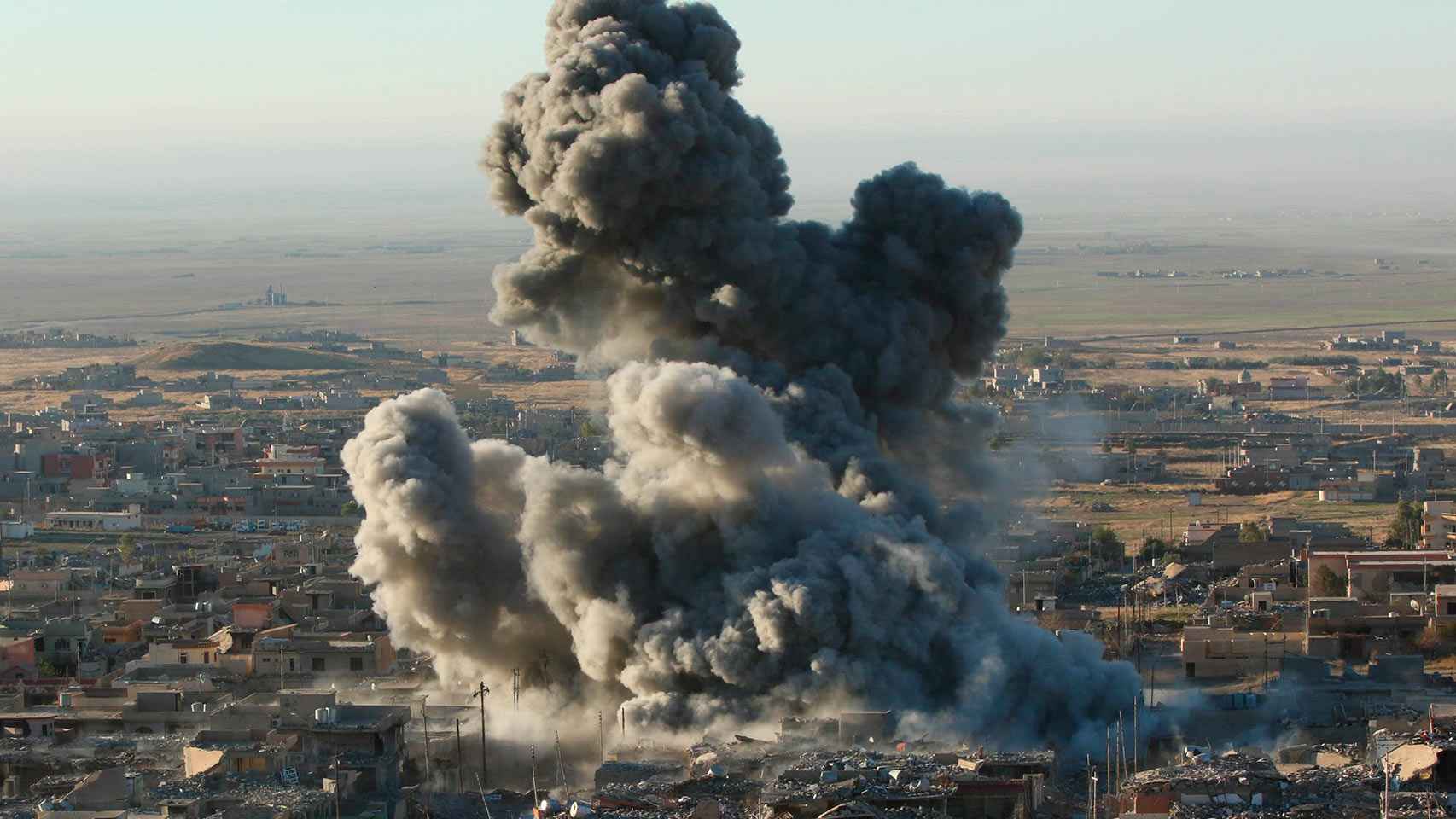 Bombardeo de EEUU sobre posiciones del EI en Sinjar, Irak.
