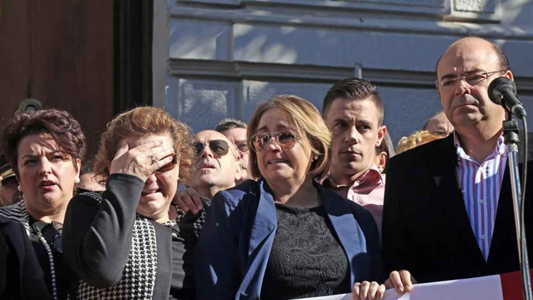 La familia del granadino fallecido, con las autoridades de la ciudad andaluza