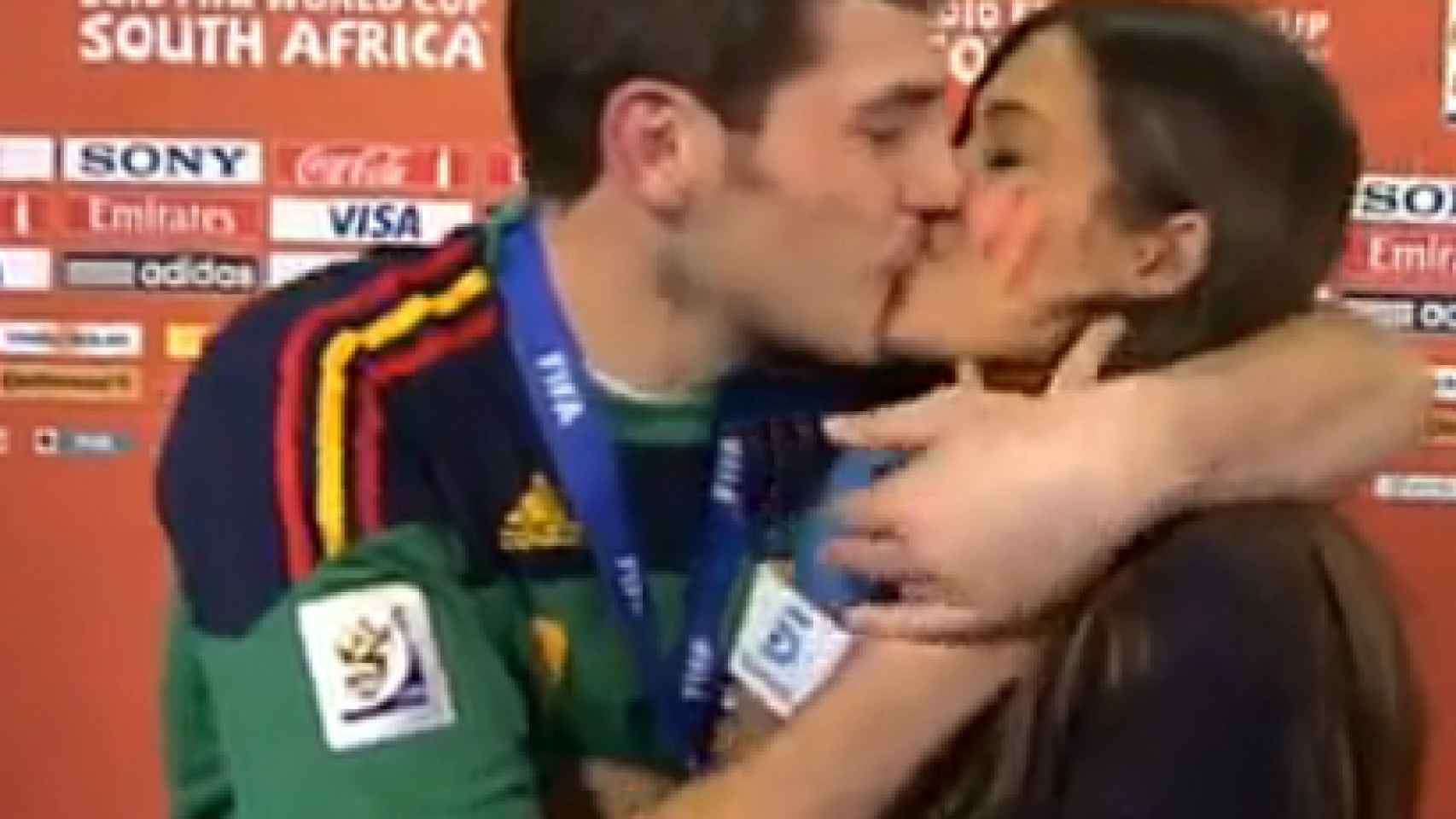 Iker Casillas besa a Sara Carbonero en la final del mundial de fútbol en 2010