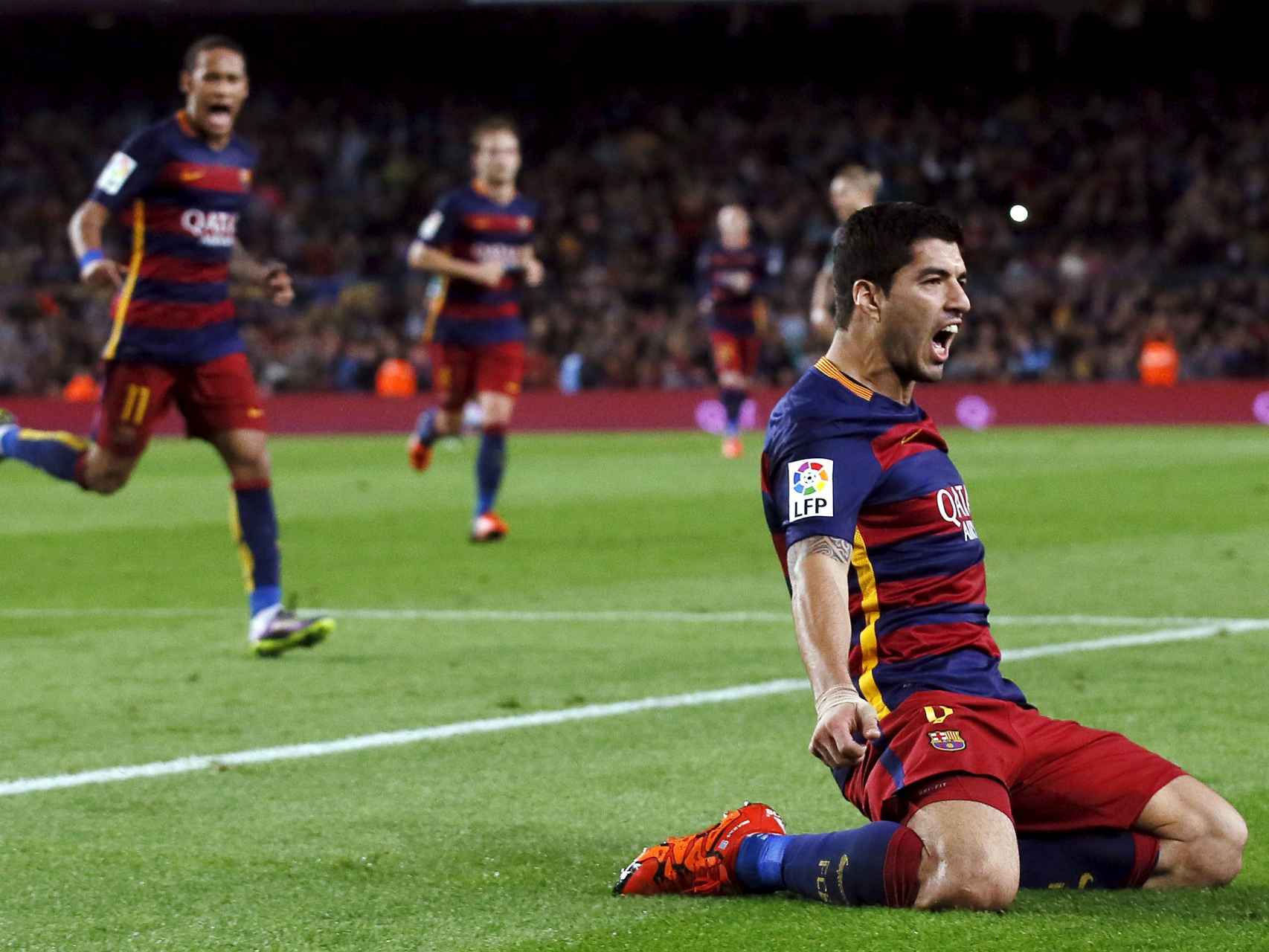 Luis Suárez celebra un gol en el Camp Nou.