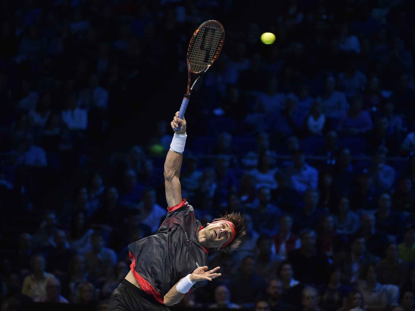 David Ferrer saca ante Andy Murray.