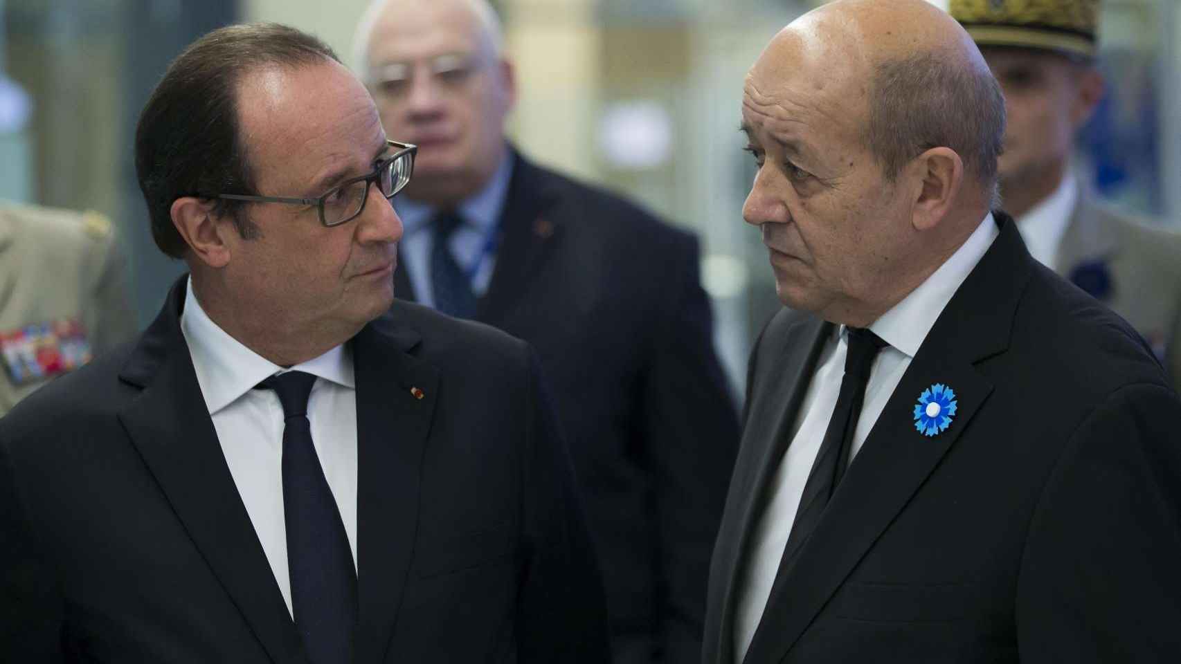 El presidente francés, François Hollande, y el ministro de Defensa, Jean-Yves Le Drian