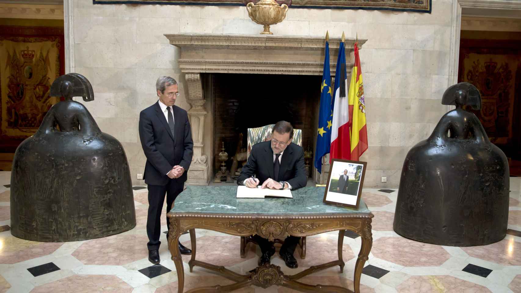 Mariano Rajoy firma en el libro de condolencias en la Embajada de Francia.