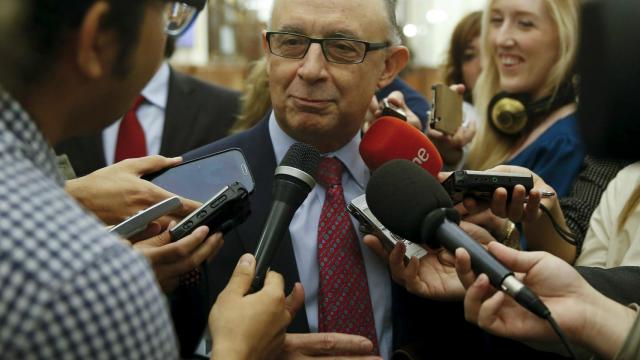 El ministro Montoro en los pasillos del Congreso en octubre.