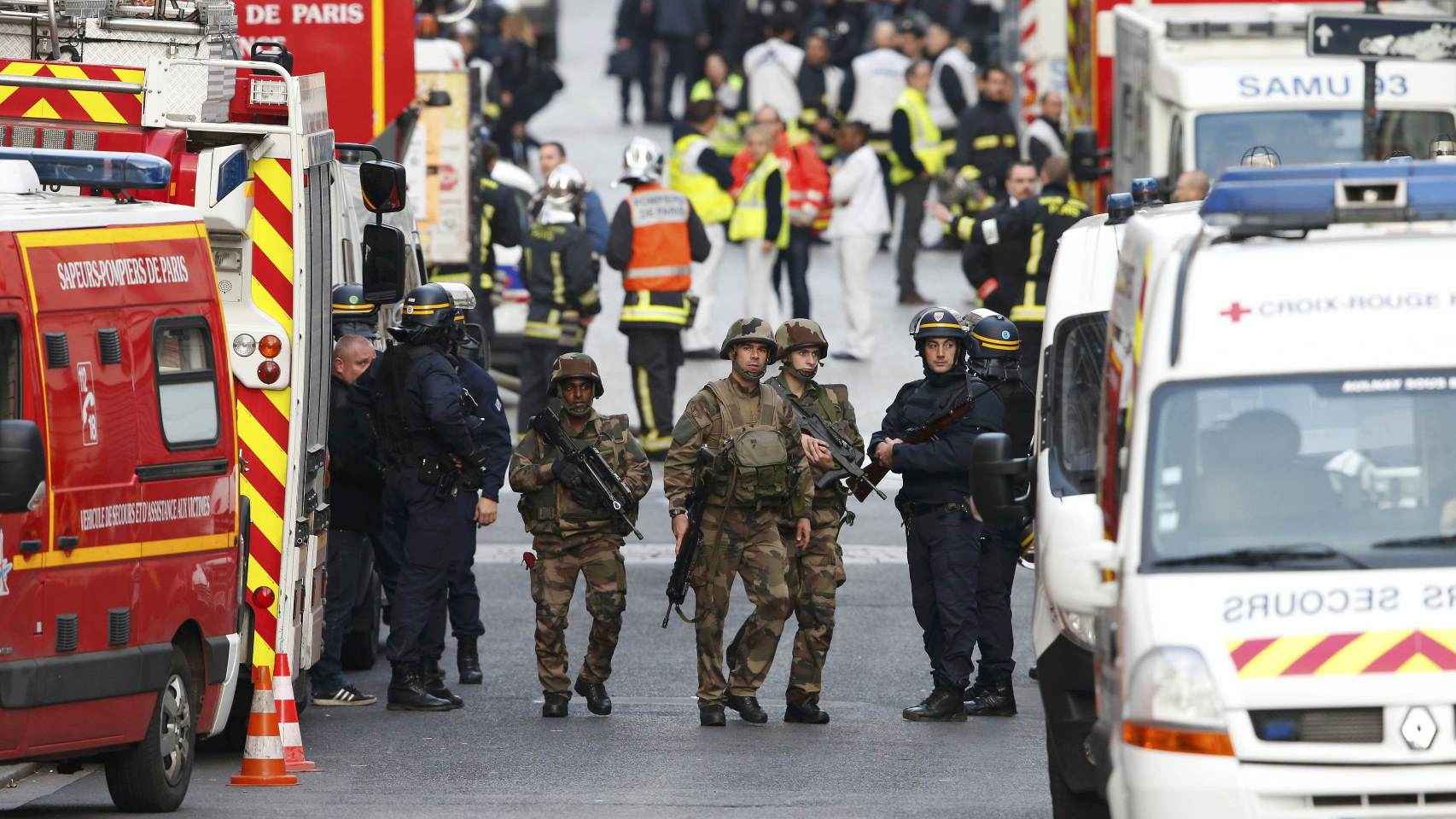 Efectivos de seguridad y de emergencia movilizados en Saint Denis