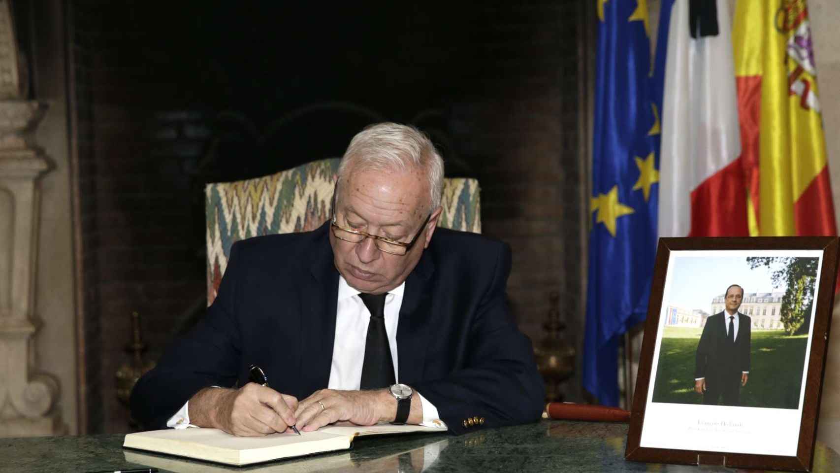 El ministro de Asuntos Exteriores, José Manuel García-Margallo, firma en el libro de condolencias en la residencia del embajador de Francia en España