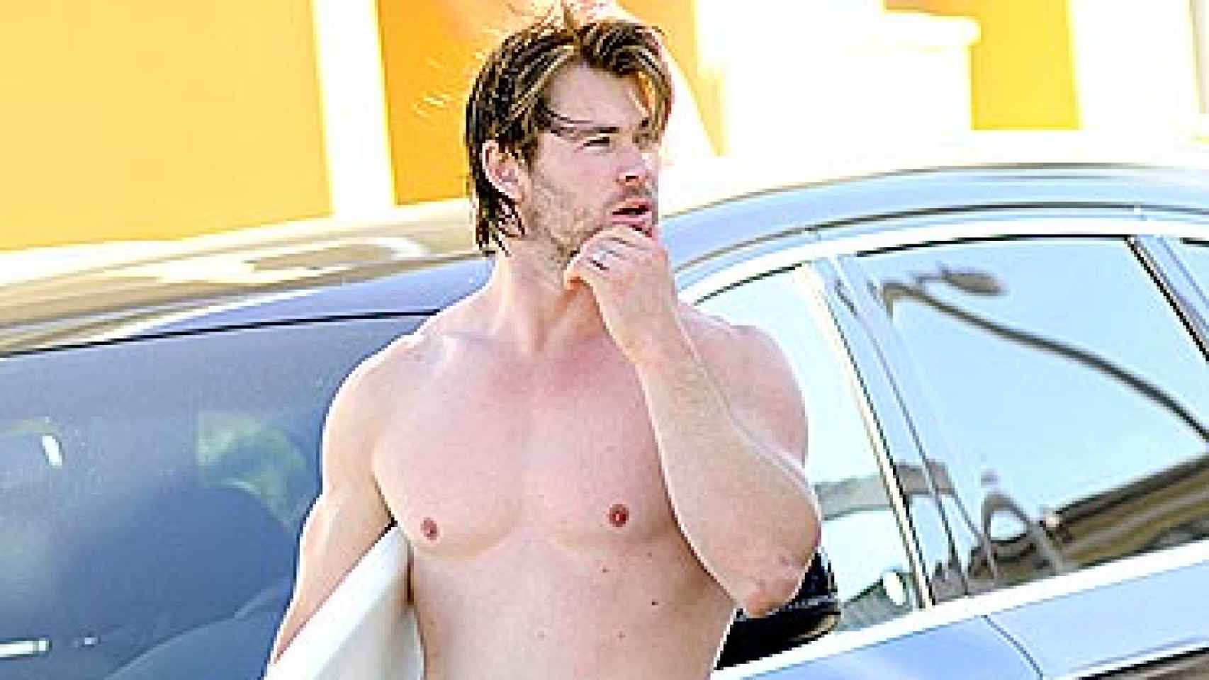 Chris Hemsworth practica surf para mantenerse en forma