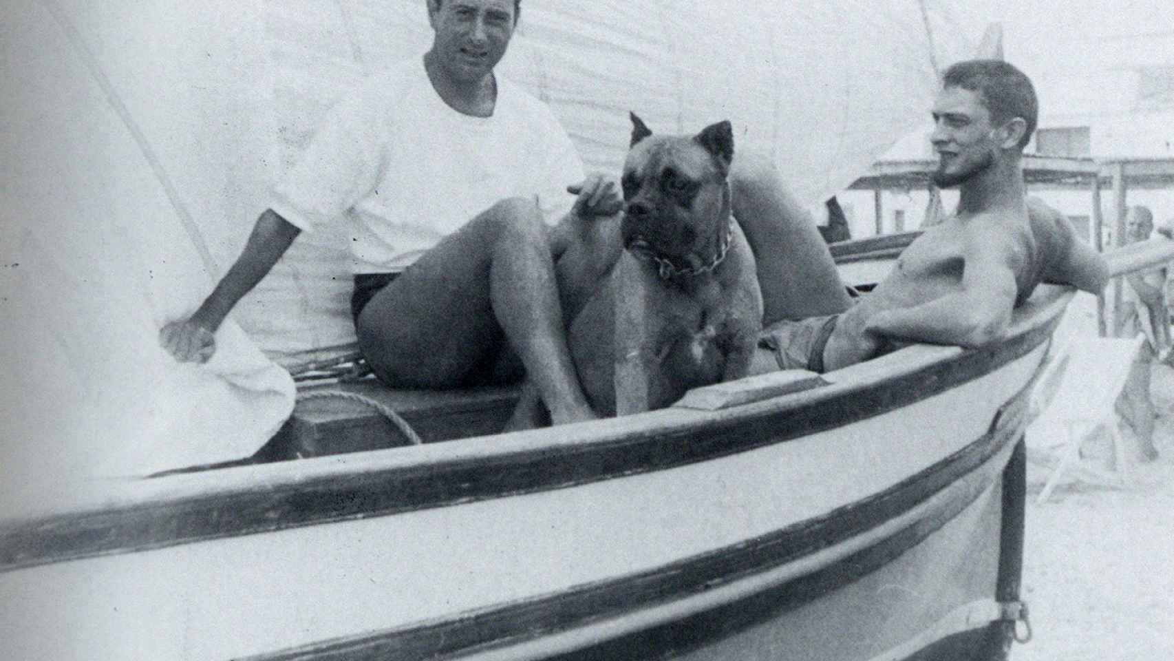 Barral, con su perro Argos en la década de 1950