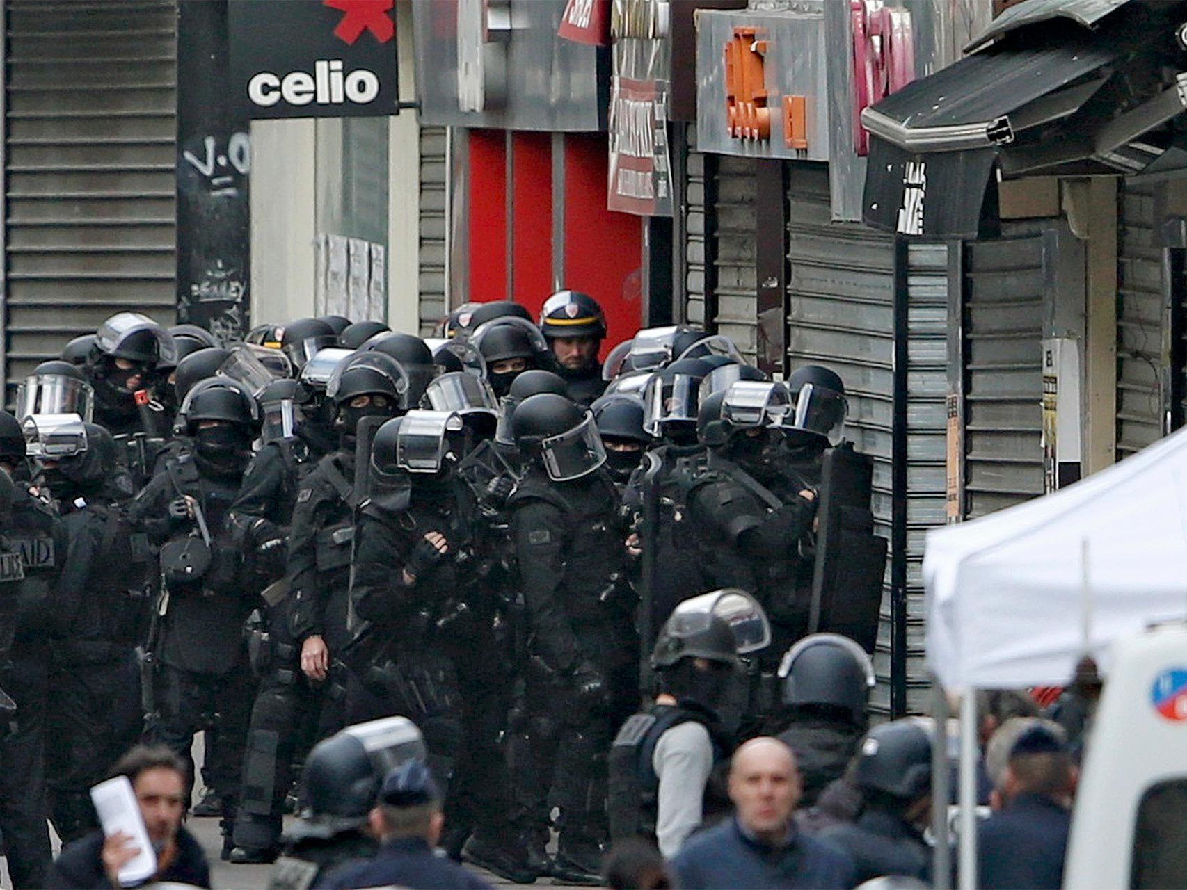 Las fuerzas especiales del RAID, a las puertas del piso de Rue République.