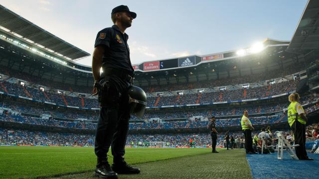 Un miembro de la Policía Nacional en el interior del Santiago Bernabéu.