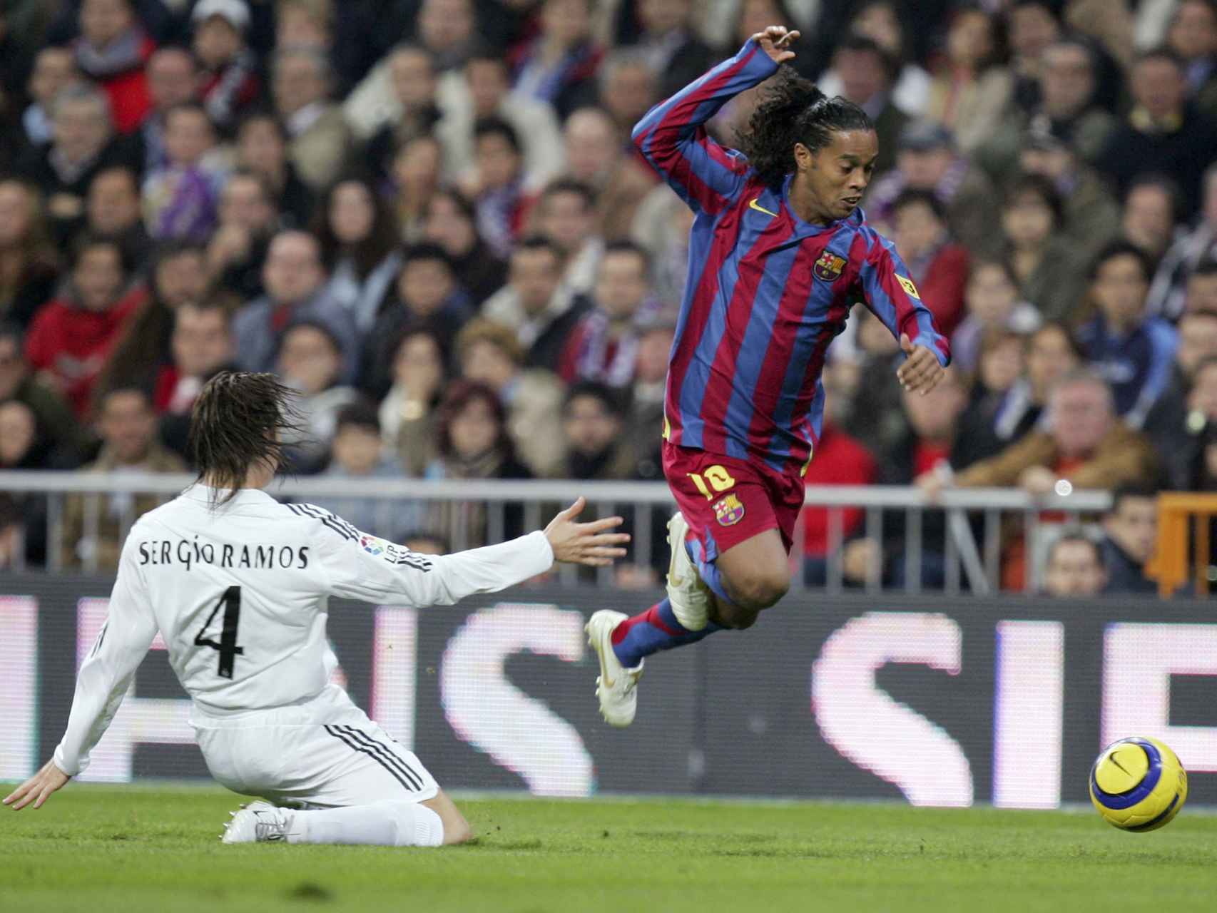 Ronaldinho regatea a Sergio Ramos antes de marcar en el Bernabéu.