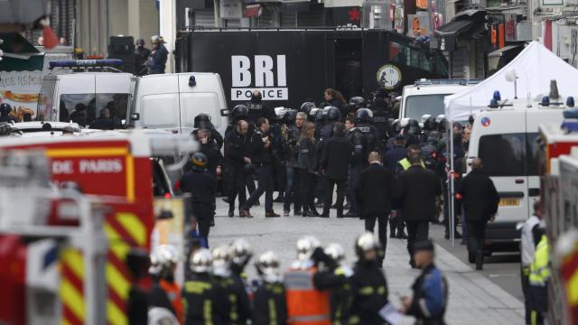 Las fuerzas especiales de la Policía se reúnen en el barrio.