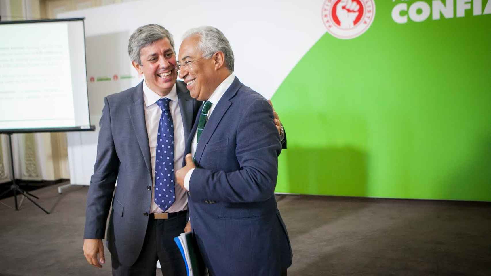 A la izquierda, Mário Centeno, junto al secretario general del PS, António Costa
