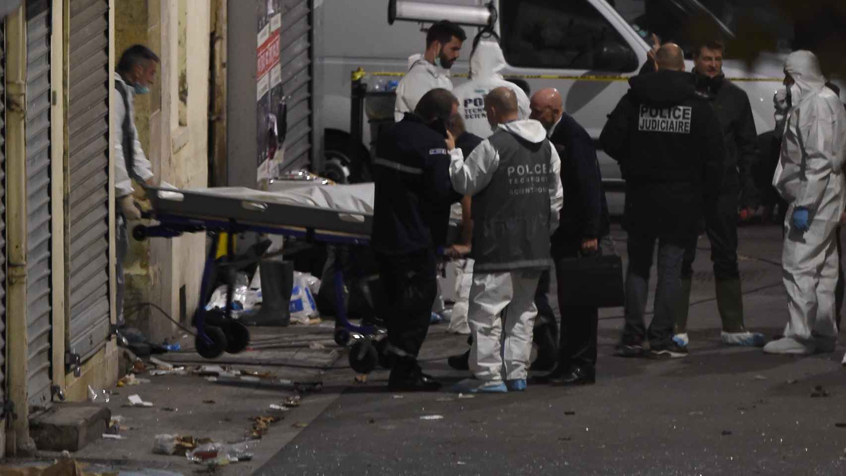 Los agentes policiales sacan uno de los cuerpos del apartamento de Saint Denis. Eric Feferberg /AFP/ Getty Images