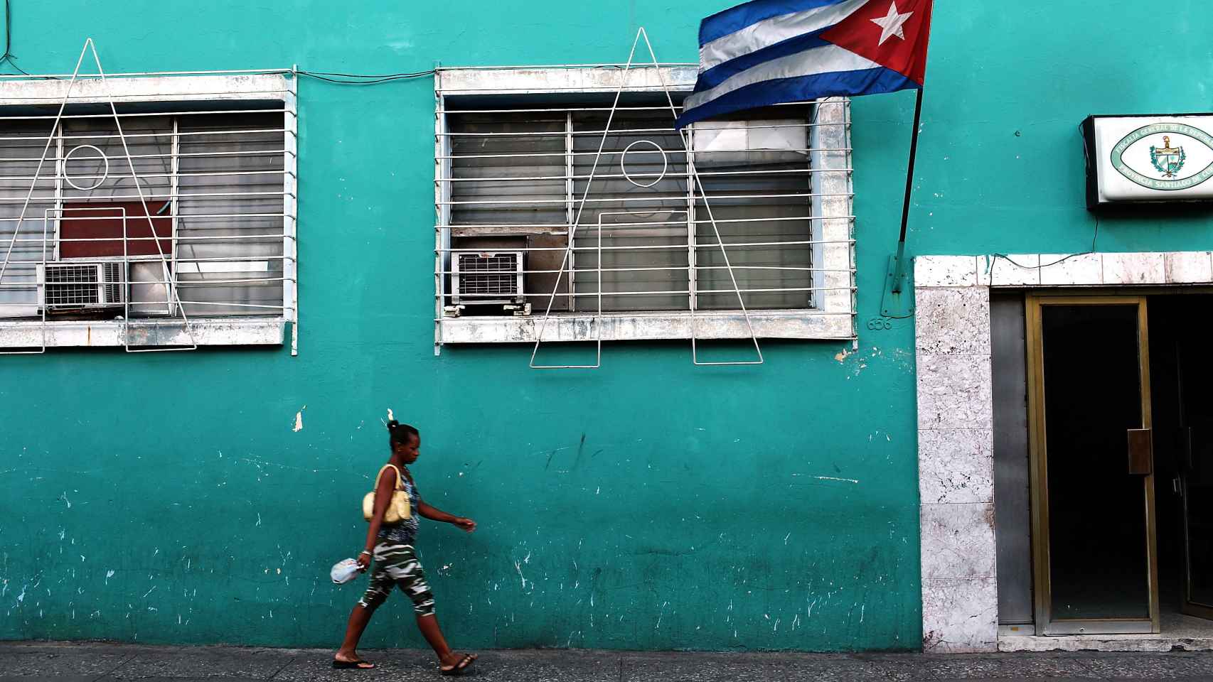 Una mujer pasea por las calles de Cuba. Getty Images