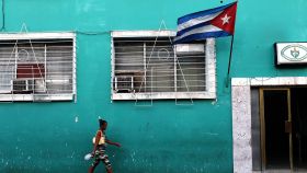 Una mujer pasea por las calles de Cuba. Getty Images
