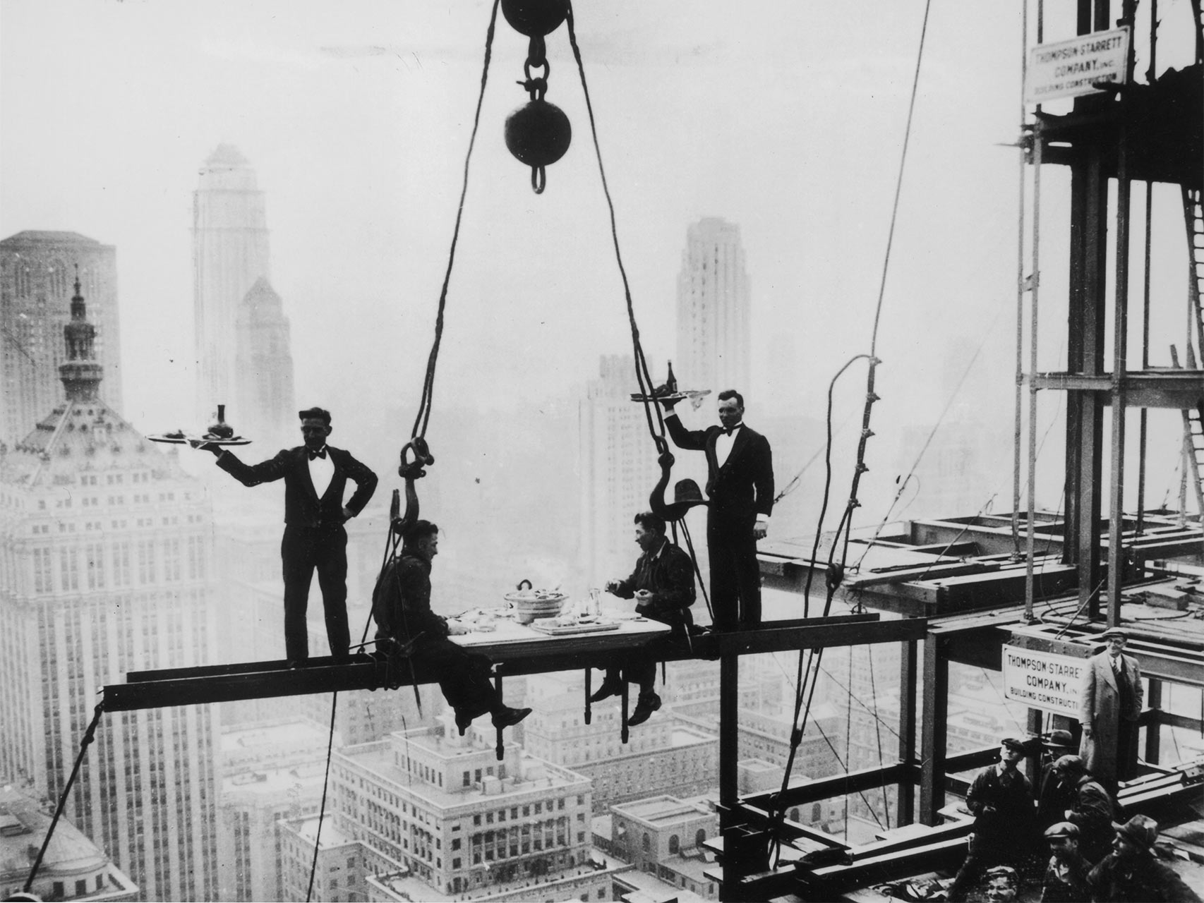 Dos camareros sirven el almuerzo a dos trabajadores, sobre el edificio Waldorf-Astoria (1930)