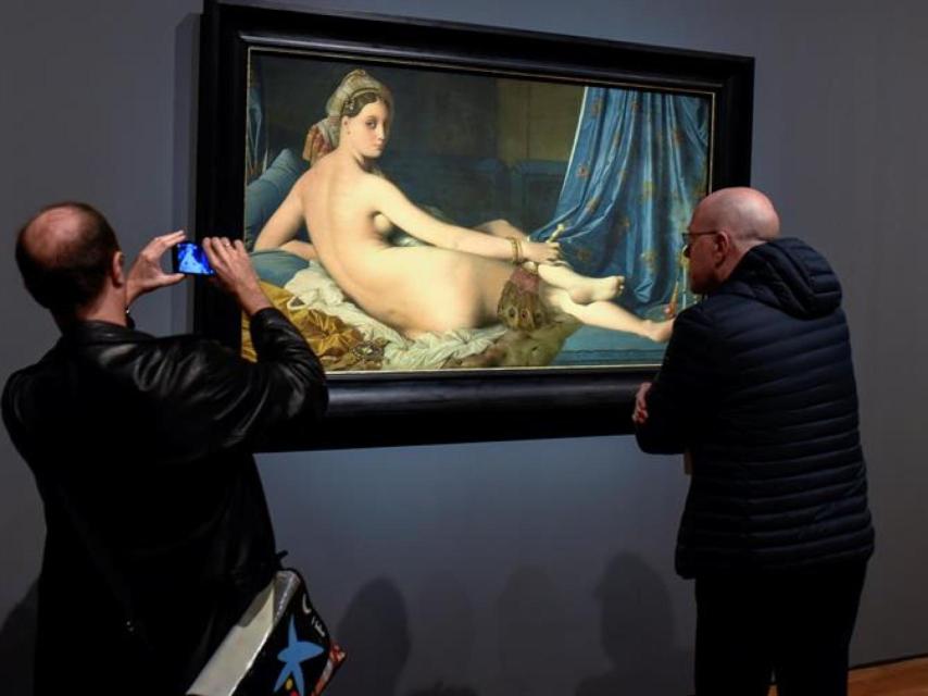 Visitantes ante el mayor icono de Ingres, la Gran Odalisca.