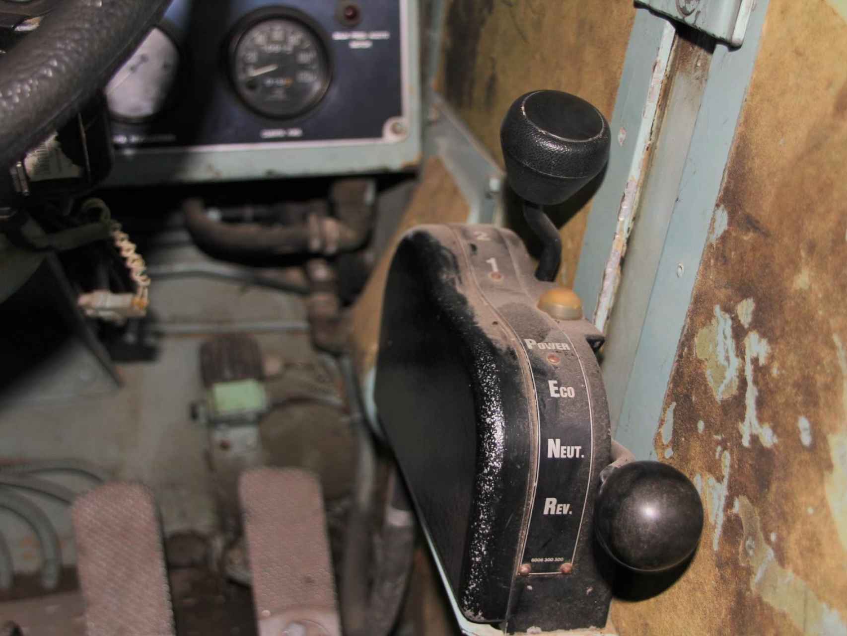 Interior de uno de los vehículos blindados BMR en subasta.