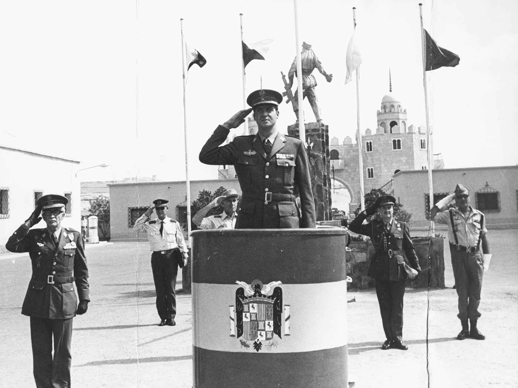 El rey Juan Carlos pasa revista a las tropas en El Aiún.
