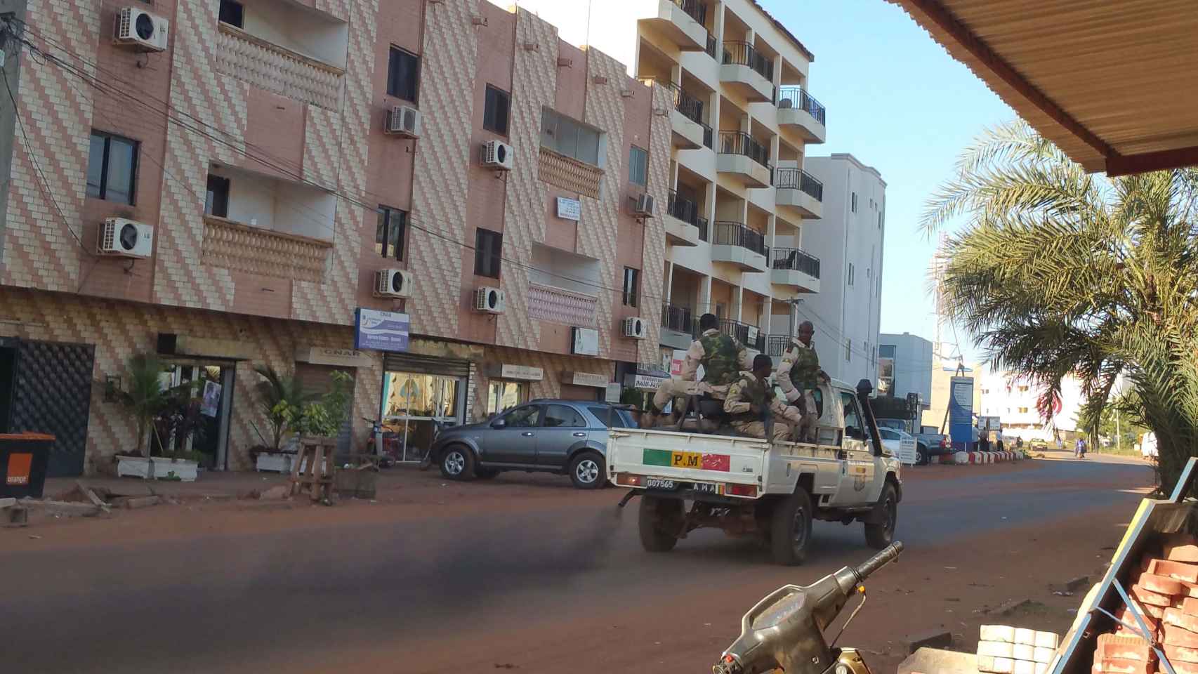 Fuerzas de seguridad conducen cerca del hotel Radisson, en Bamako.