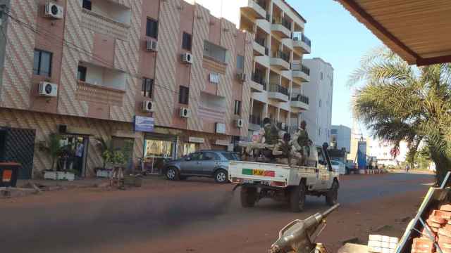 Fuerzas de seguridad conducen cerca del hotel Radisson, en Bamako.
