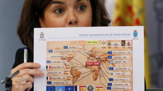 Soraya Sáenz de Santamaría muestra un mapa de las tropas españolas.