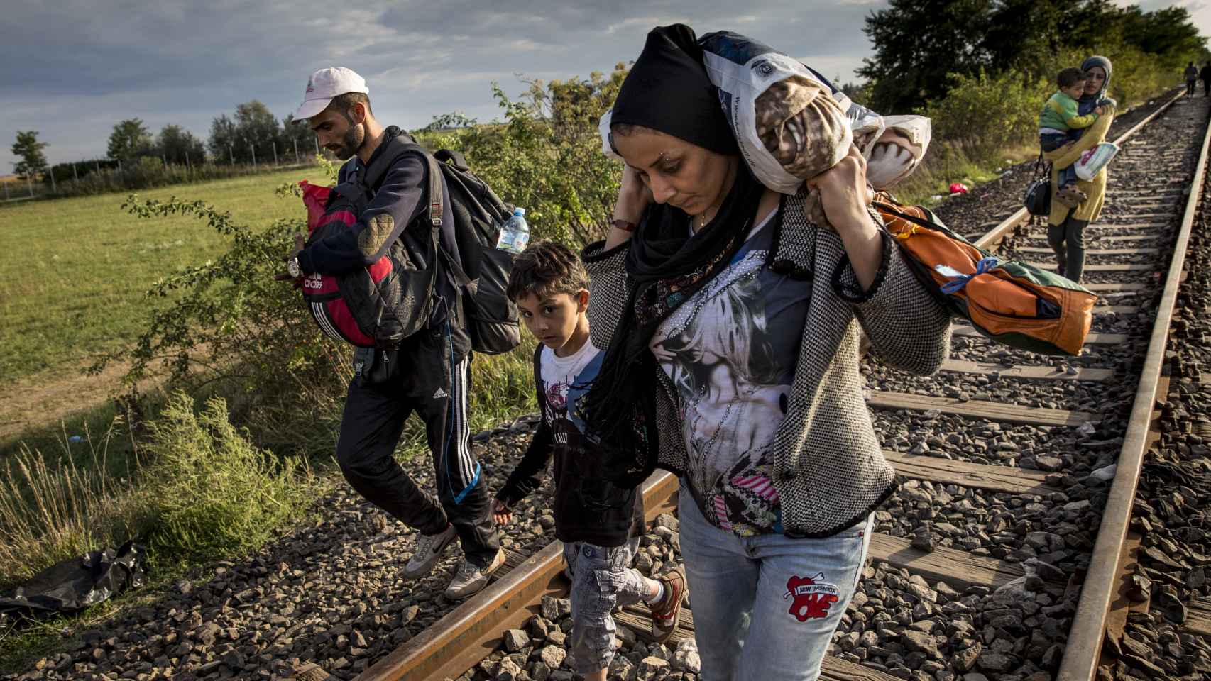 Los refugiados caminaban por las vías del tren hacia Hungría a principios de septiembre.